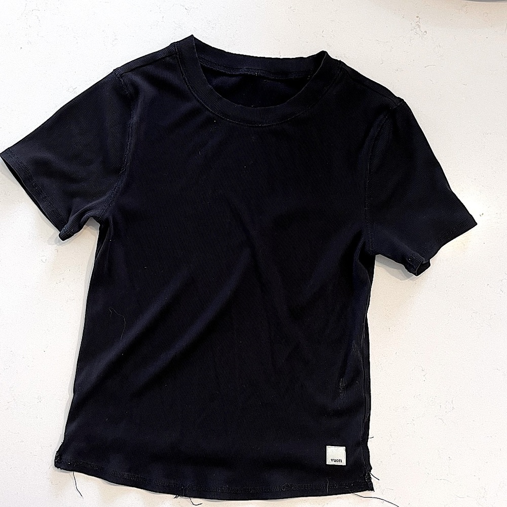 Vouri pose fitted tee